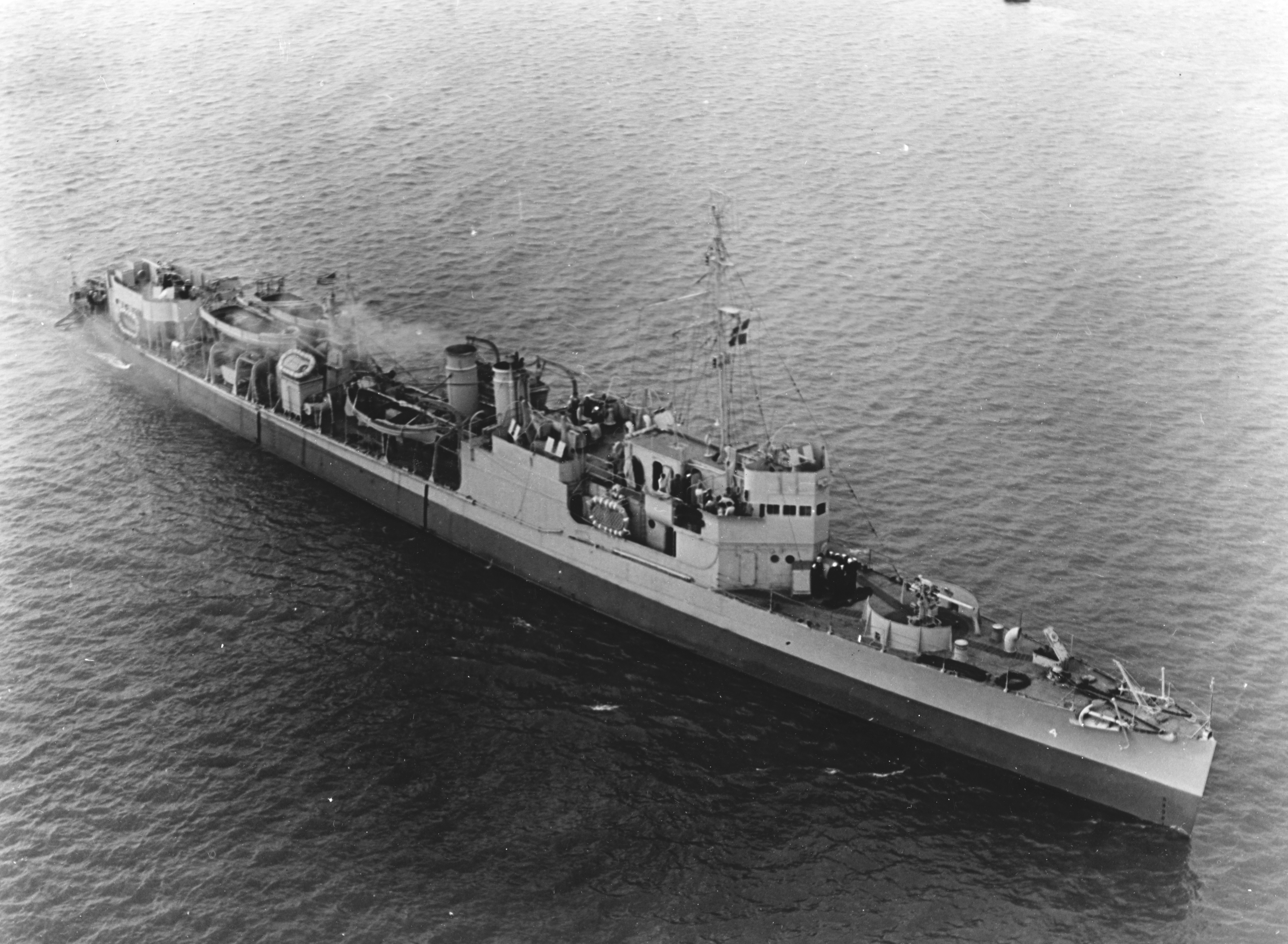 USS_Clemson_%28AVD-4%29_underway_on_20_November_1942.jpg